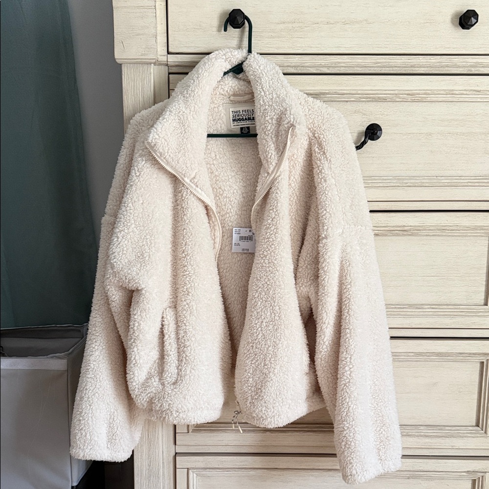 American Eagle L/XL “This feels seriously huggable” Sherpa jacket
